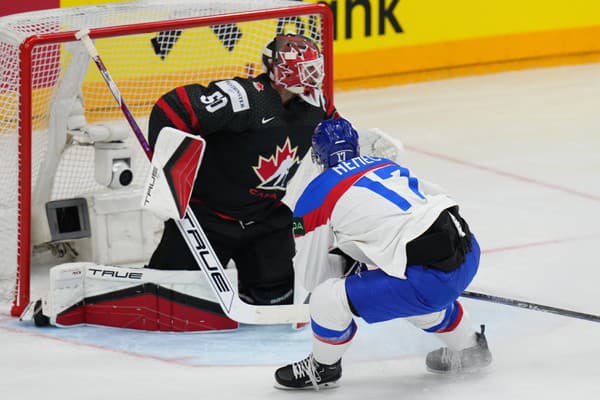 Slovenský hokejista Šimon Nemec a kanadský brankár Jordan Binnington.