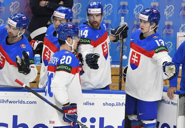 Na snímke slovenskí hokejisti zľava Mário Grman, Martin Fehérváry, Juraj Slafkovský, Peter Čerešňák a Františk Gajdoš sa tešia po strelení gólu.