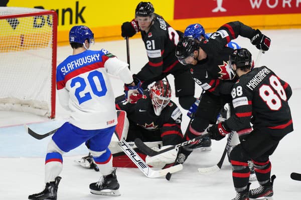 Slovenský hokejista Juraj Slafkovský (vľavo) a brankár Kanady Jordan Binnington.