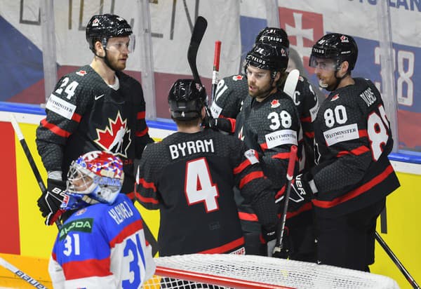 Na snímke v popredí slovenský brankár Samuel Hlavaj, v pozadí hokejisti Kanady sa tešia z gólu na 2:0.