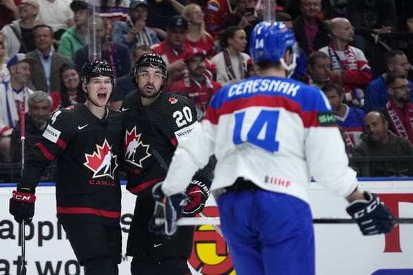 Hokejista Kanady Nick Paul (uprostred), ktorý strelil gól na 3:1, sa teší so spoluhráčom Bowenom Byramom (vľavo), vpravo korčuľuje okolo nich hráč Slovenska Peter Čerešňák.