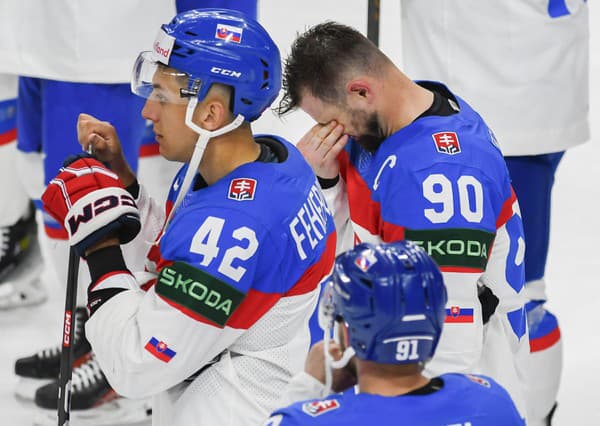 Tomáš Tatar (vpravo) ťažko niesol prehru s Kanadou. Teraz si chce od hokeja oddýchnuť.