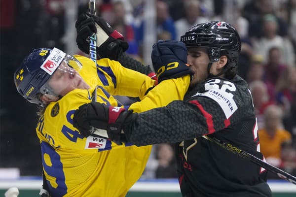 Kanaďan Dylan Cozens (vpravo) v súboji so Švédom Fabianom Zetterlundom.