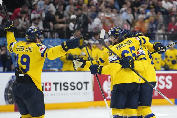 Švédsky hráč Erik Karlsson oslavuje so spoluhráčmi po strelení druhého gólu.