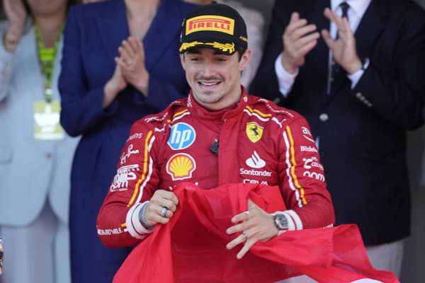 Na snímke monacký pilot formuly 1 Charles Leclerc z tímu Ferrari oslavuje na pódiu víťazstvo vo Veľkej cene Monaka.