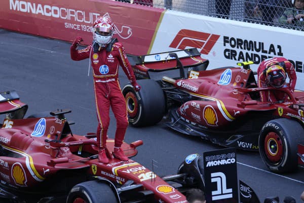 Na snímke monacký pilot formuly 1 Charles Leclerc na Ferrari oslavuje víťazstvo vo Veľkej cene Monaka F1.