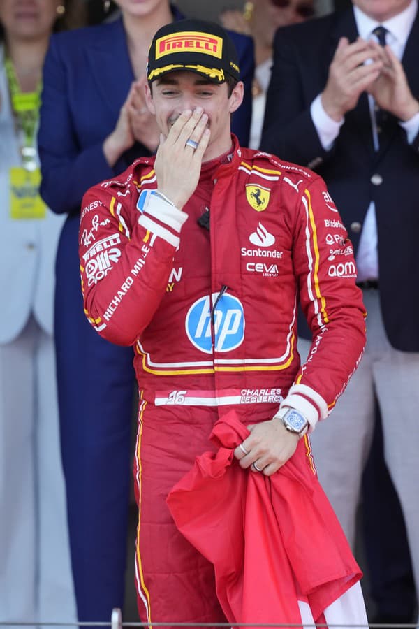 Na snímke monacký pilot formuly 1 Charles Leclerc z tímu Ferrari oslavuje na pódiu víťazstvo vo Veľkej cene Monaka.