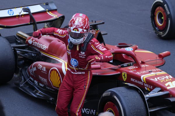 Na snímke monacký pilot formuly 1 Charles Leclerc na Ferrari oslavuje víťazstvo vo Veľkej cene Monaka F1.