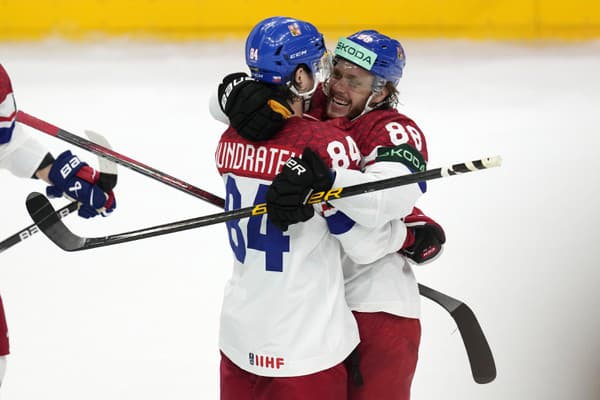 Českí hokejisti David Pastrňák (vpravo) a Tomáš Kundrátek sa tešia po strelení úvodného gólu.