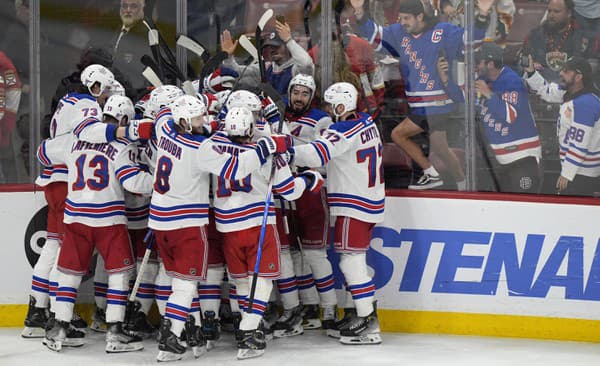 Hokejisti New Yorku Rangers oslavujú triumf po predĺžení. 