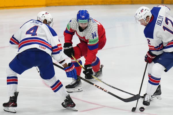 Pavel Zacha (v strede) sa snaží prejsť cez dvojicu Američanov.