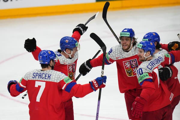 Pavel Zacha (vpravo) a David Pastrňák (tretí zľava) sa tešia so spoluhráčmi po góle.