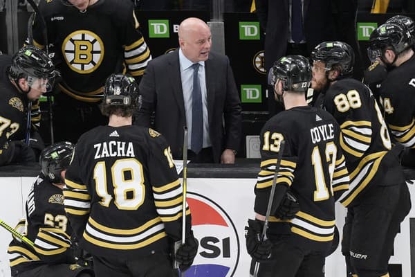 Pavel Zacha (vľavo) a David Pastrňák (vpravo) v drese Bostonu Bruins.