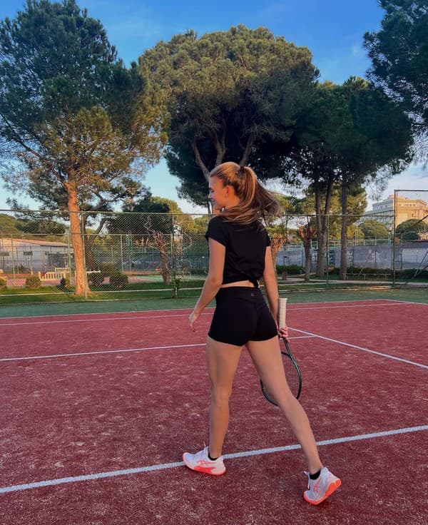 Ruská tenistka Julia Avdeevová zatiaľ v tenise veľké úspechy nedosiahla, na internete má ale dostatok fanúšikov.