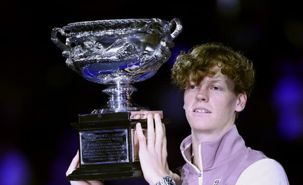 Taliansky tenista Jannik Sinner pózuje s trofejou na Australian Open.