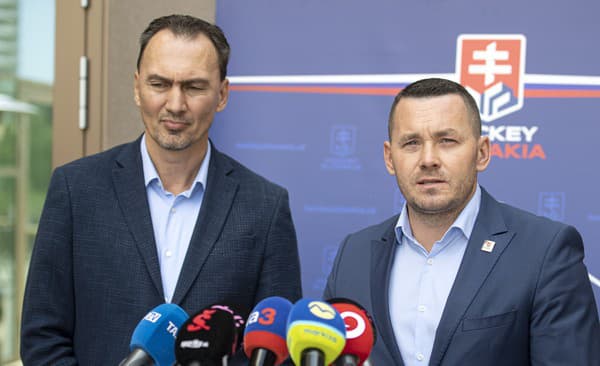 Prezident Slovenského zväzu ľadového hokeja (SZĽH) Miroslav Šatan a generálny sekretár SZĽH Miroslav Lažo