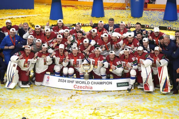 Českí hokejisti pózujú fotografom  po výhre vo finálovom zápase Česká republika - Švajčiarsko na 87. majstrovstvách sveta.