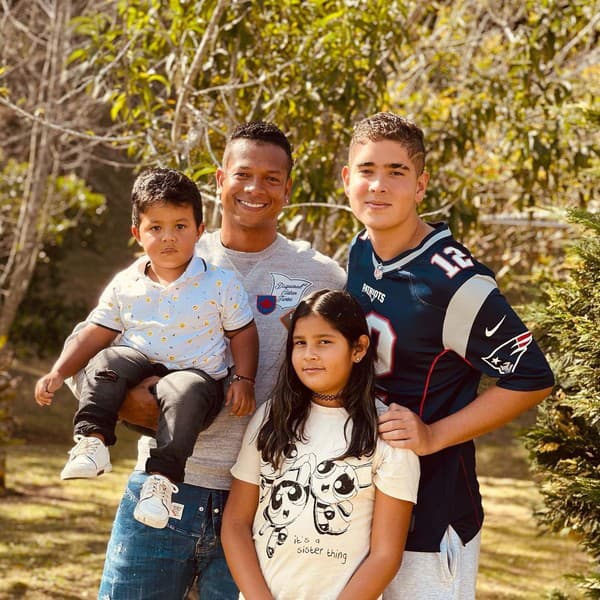 Bývalý futbalista Fredy Guarín s deťmi. 