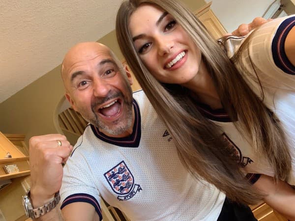 Bývalý futbalista Gavin Peacock s dcérou.  