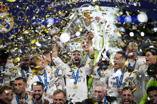 Futbalisti Realu Madrid oslavujú s trofejou víťazstvo po finálovom zápase Ligy majstrov.