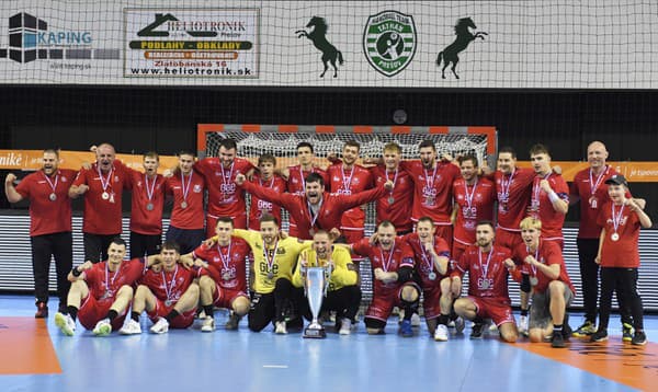 Na snímke hádzanári Považskej Bystrice pózujú s trofejou po prehre v rozhodujúcom piatom finálovom zápase.