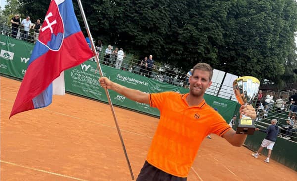 Slovenský tenista Martin Kližan po návrate na kurty žiari.