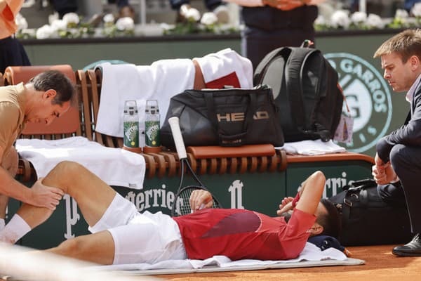 Štart Novaka Djokoviča vo štvrťfinále Roland Garros je po zranení otázny.