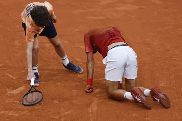 Štart Novaka Djokoviča vo štvrťfinále Roland Garros je po zranení otázny.