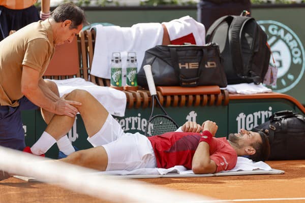 Štart Novaka Djokoviča vo štvrťfinále Roland Garros je po zranení otázny.