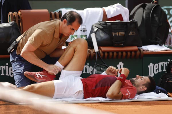 Štart Novaka Djokoviča vo štvrťfinále Roland Garros je po zranení otázny.