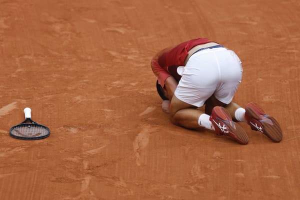 Štart Novaka Djokoviča vo štvrťfinále Roland Garros je po zranení otázny.