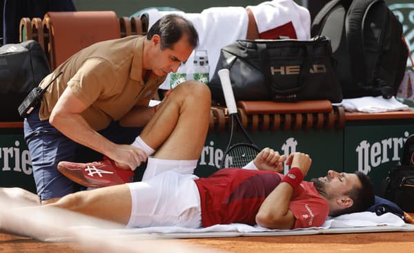 Štart Novaka Djokoviča vo štvrťfinále Roland Garros je po zranení otázny.