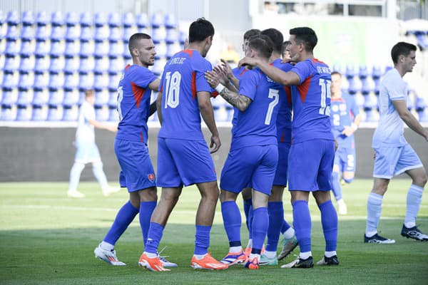 Slovenskí futbalisti po strelení gólu.