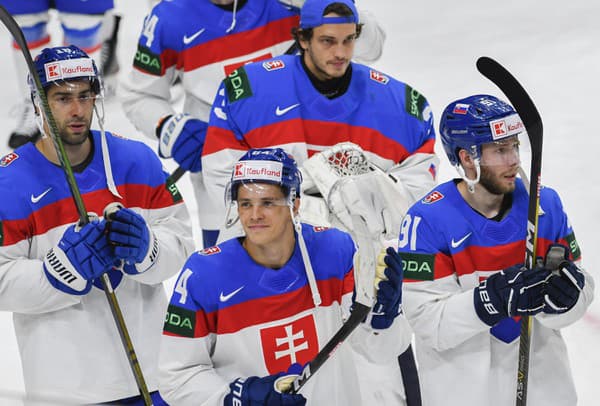 Slovenskí hokejisti (zľava Andrej Kudrna, brankár Stanislav Škorvánek, Patrik Koch a Matúš Sukeľ)