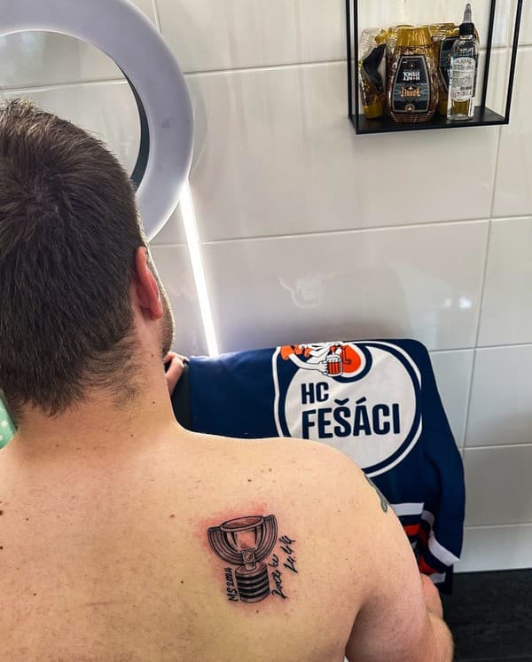 Fanúšik Pavel Řepa splnil svoj sľub a ukázal svoje nové tetovanie.