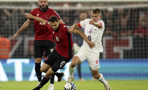 Michal Sadílek (vpravo) v súboji o loptu.