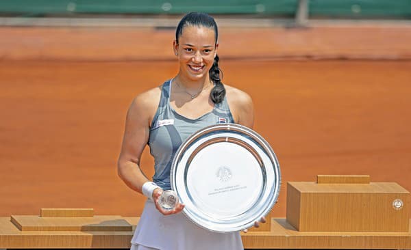 Češka Tereza Valentová ovládla na juniorskom Roland Garros dvojhru a štvorhru po boku Renáty Jamrichovej.