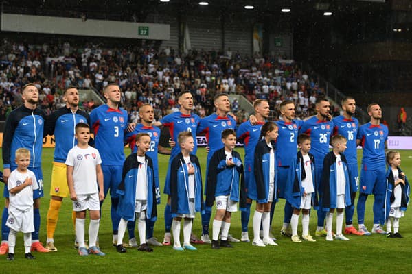 Futbalisti Slovenska pózujú pred prípravným zápasom medzi Slovenskom a Walesom na Štadióne Antona Malatinského v Trnave