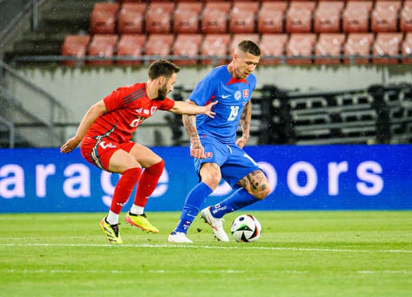 Juraj Kucka zo Slovenska (vpravo) a Joshua Sheehan z Walesu (vľavo) počas prípravného medzištátneho zápasu.