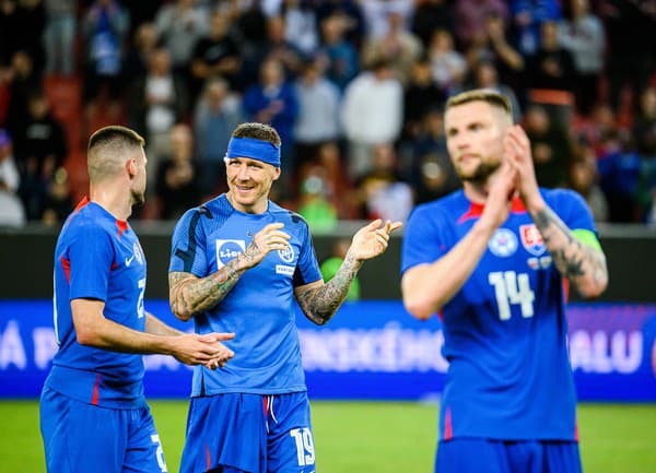 Zľava: Matúš Bero, Juraj Kucka a Milan Škriniar, všetci zo Slovenska po skončení prípravného medzištátneho zápasu výberov mužov na EURO 2024 medzi Slovensko - Wales.