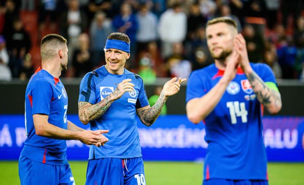 Zľava: Matúš Bero, Juraj Kucka a Milan Škriniar, všetci zo Slovenska po skončení prípravného medzištátneho zápasu výberov mužov na EURO 2024 medzi Slovensko - Wales.