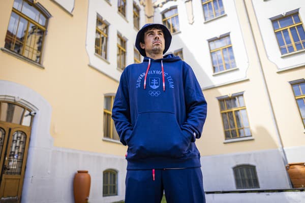 Kolekcia Slovenského olympijského tímu pre OH v Paríži prepája motív slovenskej ľudovej tvorby s prvkami francúzskej elegancie. 