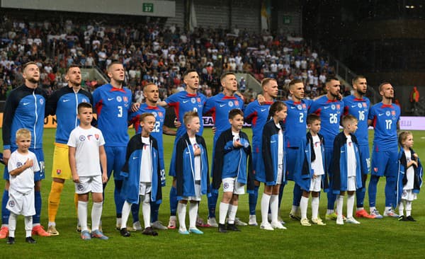 Futbalisti Slovenska pózujú pred prípravným zápasom medzi Slovenskom a Walesom na Štadióne Antona Malatinského v Trnave