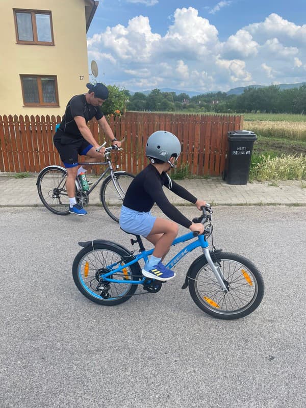 Hokejista Tomáš Záborský so synom Eliasom na bicykli.