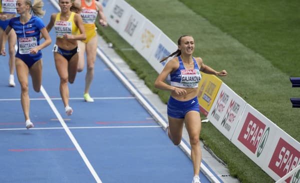 Na snímke vpravo slovenská atlétka Gabriela Gajanová