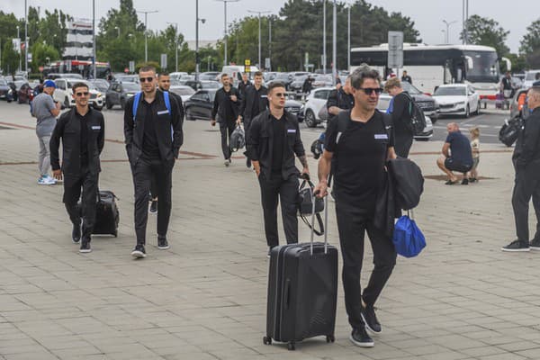 Slovenskí futbalisti pred odchodom na majstrovstvá Európy vo futbale v Nemecku na letisku v Bratislave.