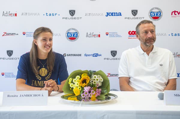 Na snímke vľavo juniorská grandslamová víťazka vo štvorhre na Roland Garros 2024 Renáta Jamrichová a prezident Slovenského tenisového zväzu (STZ) Miloslav Mečíř.