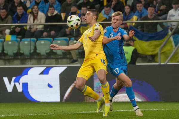 Ukrajinský futbalový reprezentant Vitalij Mykolenko (vľavo) sa zranil a jeho účasť na EURO je otázna.