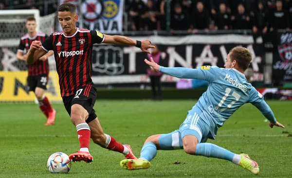 Jakub Paur (Trnava) a Jurij Medvedev (Slovan) v súboji.