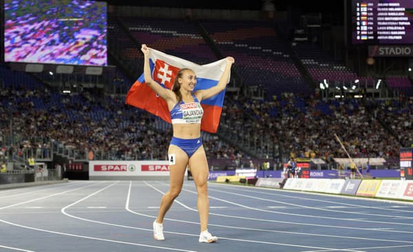  Gabriela Gajanová oslavuje striebro vo finále žien na 800 metrov na majstrovstvách Európy v atletike v Ríme